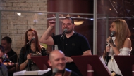 Борис Солтарийски показва как прави змия, която излиза от джаз клуб
