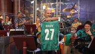 Годжи показва своя подарък от футболиста на ''Лудогорец'' - Козмин Моци