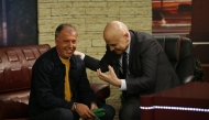 Слави подарява на Наско Сираков ръкавици за чистене, 25.04.2012 г.