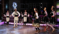 Стела и Станимир танцуват шопска ръченица, партнират им Виолета Бечева, Ирена Тинева, Яни Янков и Людмил Макаронски