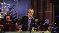 Иво Сиромахов като Елтън Джон, който е в ролята на водещ в ''Пеещи семейства'', 26.06.2014 г.