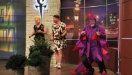 Водещите на \'\'Разсмей Слави\'\' като Барни Ръбъл и Фред Флинстоун в компанията на своя домашен любимец Дино, 30.11.2012 г.