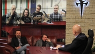 Слави Трифонов, Филип Станев и Тошко Йорданов гледат репортаж от срещата със студенти в Благоевград