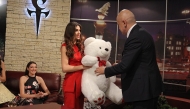 Мис България`2011 Ваня Пенева подарява на Слави голям плюшен мечок