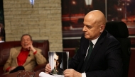 Слави държи своя снимка от кастинг за филм на Николай Волев