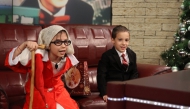 Г-ца Тереза като Баба Коледа и г-н Андреев в рубриката ''Запознай се с малките'', 20.12.2013 г.
