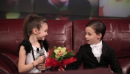 Г-н Андреев подарява букет на новата си сценична партньорка г-ца Крисия в ''Запознай се с малките'', 28.02.2014 г.